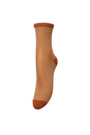 dina-solid-sokken-roestbruin-becksondergaard-productfoto-vooraanzicht-1