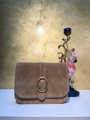 dorinne-suede-schoudertas-beige-sweet-like-you-productfoto-vooraanzicht-2