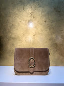 dorinne-suede-schoudertas-beige-sweet-like-you-productfoto-vooraanzicht-3