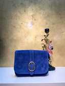 dorinne-suede-schoudertas-cobalt-sweet-like-you-productfoto-vooraanzicht-3