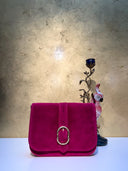 dorinne-suede-schoudertas-fuchsia-sweet-like-you-productfoto-vooraanzicht-2