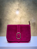 dorinne-suede-schoudertas-fuchsia-sweet-like-you-productfoto-vooraanzicht-3