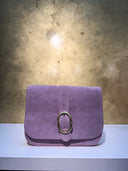 dorinne-suede-schoudertas-lilac-sweet-like-you-productfoto-vooraanzicht-3