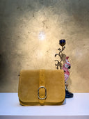 dorinne-suede-schoudertas-geel-sweet-like-you-productfoto-vooraanzicht-3