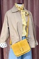 dorinne-suede-schoudertas-geel-sweet-like-you-productfoto-vooraanzicht-2