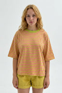 maxence-gestreepte-t-shirt-olive-green-sweet-like-you-modelfoto-vooraanzicht-1