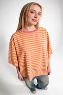 maxence-gestreepte-t-shirt-pink-roze-sweet-like-you-modelfoto-vooraanzicht-1