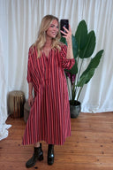 penelope-gestreepte-katoenen-midi-jurk-bordeaux-sweet-like-you-lookfoto-vooraanzicht-2