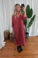 penelope-gestreepte-katoenen-midi-jurk-bordeaux-sweet-like-you-lookfoto-vooraanzicht-3