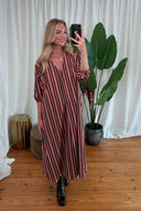 penelope-gestreepte-katoenen-midi-jurk-brown-sweet-like-you-lookfoto-vooraanzicht-1