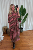 penelope-gestreepte-katoenen-midi-jurk-brown-sweet-like-you-lookfoto-vooraanzicht-3