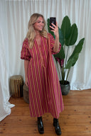 penelope-gestreepte-katoenen-midi-jurk-cherry-pink-sweet-like-you-lookfoto-vooraanzicht-1