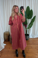 penelope-gestreepte-katoenen-midi-jurk-cherry-pink-sweet-like-you-lookfoto-vooraanzicht-2