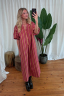 penelope-gestreepte-katoenen-midi-jurk-cherry-pink-sweet-like-you-lookfoto-vooraanzicht-3