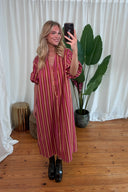 penelope-gestreepte-katoenen-midi-jurk-cherry-pink-sweet-like-you-lookfoto-vooraanzicht-4