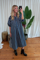 penelope-gestreepte-katoenen-midi-jurk-navy-sweet-like-you-lookfoto-vooraanzicht-1