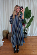 penelope-gestreepte-katoenen-midi-jurk-navy-sweet-like-you-lookfoto-vooraanzicht-2