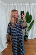 penelope-gestreepte-katoenen-midi-jurk-navy-sweet-like-you-lookfoto-vooraanzicht-3