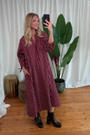 amelie-gestreepte-katoenen-midi-jurk-bordeaux-sweet-like-you-lookfoto-vooraanzicht-1