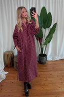 amelie-gestreepte-katoenen-midi-jurk-bordeaux-sweet-like-you-lookfoto-vooraanzicht-2