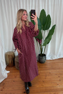 amelie-gestreepte-katoenen-midi-jurk-bordeaux-sweet-like-you-lookfoto-vooraanzicht-3