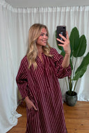 amelie-gestreepte-katoenen-midi-jurk-bordeaux-sweet-like-you-lookfoto-vooraanzicht-4