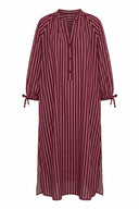 amelie-gestreepte-katoenen-midi-jurk-bordeaux-sweet-like-you-productfoto-vooraanzicht-1