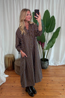 amelie-gestreepte-katoenen-midi-jurk-dark-brown-sweet-like-you-lookfoto-vooraanzicht-1