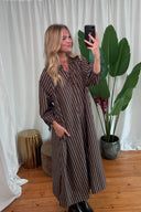 amelie-gestreepte-katoenen-midi-jurk-dark-brown-sweet-like-you-lookfoto-vooraanzicht-2