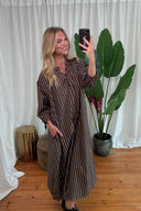 amelie-gestreepte-katoenen-midi-jurk-dark-brown-sweet-like-you-lookfoto-vooraanzicht-3