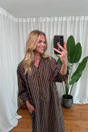 amelie-gestreepte-katoenen-midi-jurk-dark-brown-sweet-like-you-lookfoto-vooraanzicht-4
