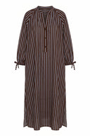 amelie-gestreepte-katoenen-midi-jurk-dark-brown-sweet-like-you-productfoto-vooraanzicht-1