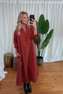 amelie-gestreepte-katoenen-midi-jurk-fuchsia-sweet-like-you-lookfoto-vooraanzicht-1