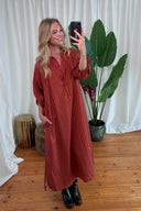 amelie-gestreepte-katoenen-midi-jurk-fuchsia-sweet-like-you-lookfoto-vooraanzicht-2