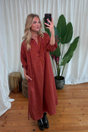 amelie-gestreepte-katoenen-midi-jurk-fuchsia-sweet-like-you-lookfoto-vooraanzicht-3