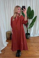 amelie-gestreepte-katoenen-midi-jurk-fuchsia-sweet-like-you-lookfoto-vooraanzicht-4