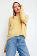 super-kid-mohair-sweater-gebreid-geel-orla-antwerp