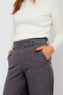 gennie-broek-mbym-grijs-model-close-up-1