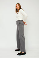 gennie-broek-mbym-grijs-model-zijaanzicht-2