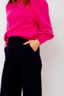 gennie-broek-mbym-navyblauw-model-close-up-3