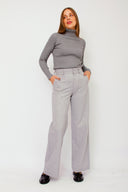 gennie-broek-mbym-light-grey-model-vooraanzicht-1