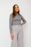 gennie-broek-mbym-light-grey-model-vooraanzicht-2
