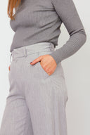 gennie-broek-mbym-light-grey-model-zijaanzicht-2