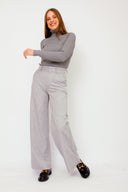 gennie-broek-mbym-light-grey-model-vooraanzicht-1