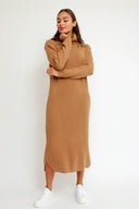 cosy-col-maxi-jurk-camel-bruin-geribbelde-stof-sweet-like-you-model-vooraanzicht-1