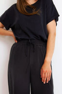 amana-top-zwart-korte-mouwen-losse-pasvorm-model-close-up-1