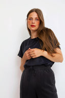 amana-top-zwart-korte-mouwen-losse-pasvorm-model-vooraanzicht-1