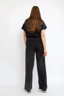 amana-top-zwart-korte-mouwen-losse-pasvorm-model-achteraanzicht-1