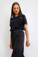 amana-top-zwart-korte-mouwen-losse-pasvorm-model-vooraanzicht-2