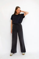 amana-top-zwart-korte-mouwen-losse-pasvorm-model-vooraanzicht-4